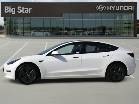 Used 2023 Tesla Model 3 Standard Range image 2