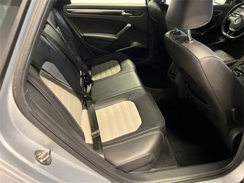 Used 2018 Volkswagen Passat 3.6 image 8