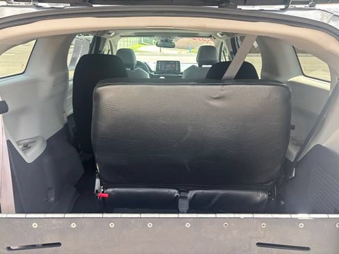 Used 2022 Toyota Sienna XLE FWD image 12