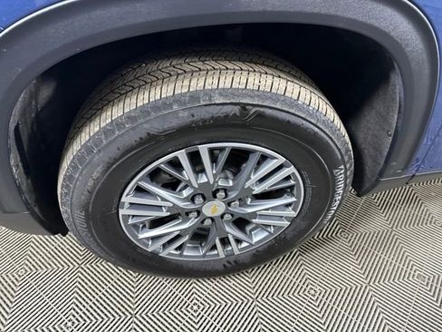 Used 2025 Chevrolet Traverse LT image 10