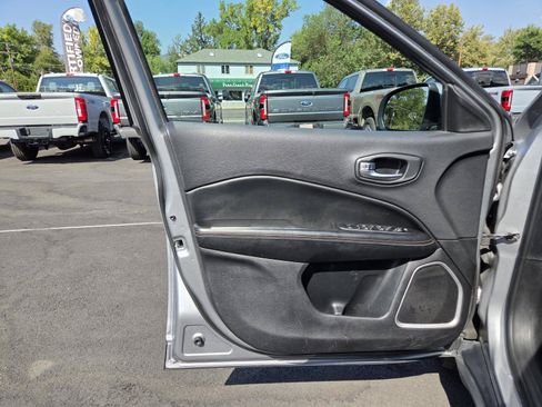 Used 2018 Jeep Compass Latitude w/ Popular Equipment Group AWD/4WD image 12