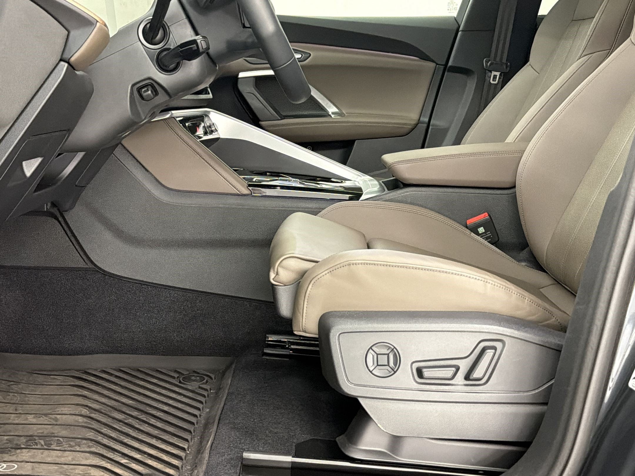 Used 2025 Audi Q5 Premium Plus w/ Premium Plus AWD/4WD image 5