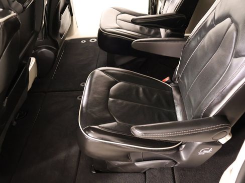 Used 2024 Chrysler Pacifica Limited w/ Uconnect Theater Family Group AWD/4WD image 13