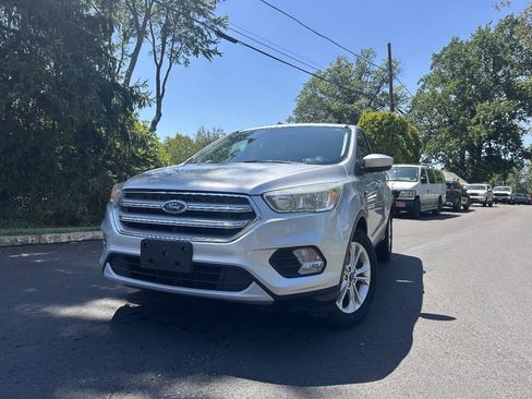 Used 2017 Ford Escape SE FWD image 2
