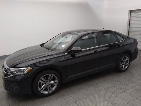 Used 2024 Volkswagen Jetta SE FWD image 2