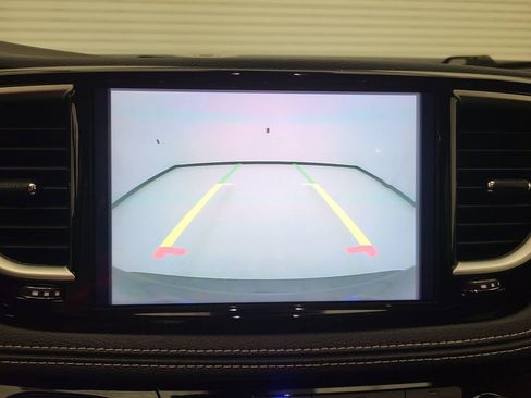 Used 2024 Chrysler Pacifica Limited FWD image 14