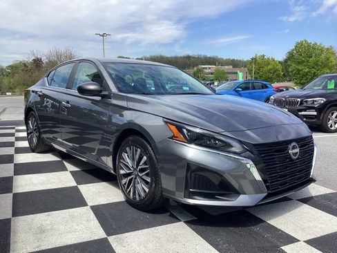 Used 2025 Nissan Altima 2.5 SV image 4