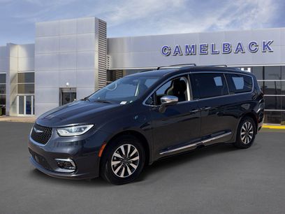 Used 2021 Chrysler Pacifica Limited w/ Uconnect Theater Family Group