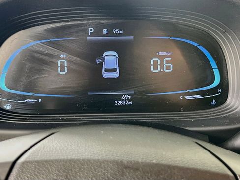 Used 2023 Hyundai Venue Limited image 12