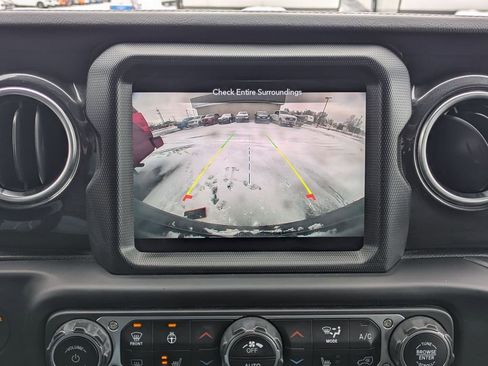 Used 2020 Jeep Wrangler Unlimited Sahara image 14