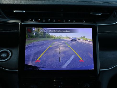 Used 2023 Jeep Grand Cherokee Limited image 28