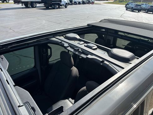 Used 2023 Jeep Wrangler Unlimited Sport image 32