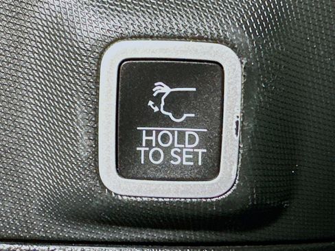 Used 2024 Jeep Grand Cherokee Limited image 30