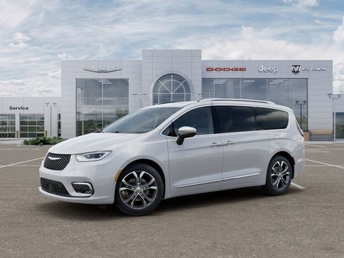 New 2025 Chrysler Pacifica Pinnacle w/ Trailer Tow Group FWD image 2