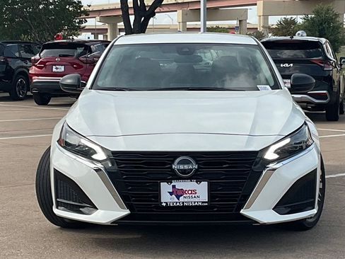 Used 2025 Nissan Altima 2.5 SV FWD image 2