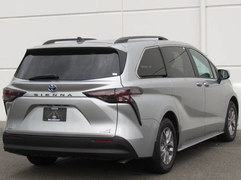 Used 2024 Toyota Sienna LE AWD/4WD image 6