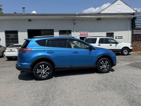 Used 2018 Toyota RAV4 LE AWD/4WD image 10