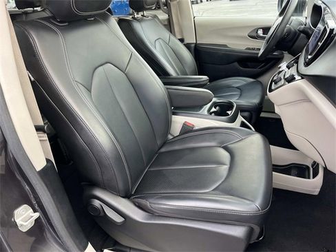 Used 2023 Chrysler Pacifica Touring-L image 29