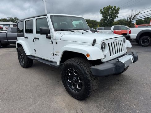 Used 2014 Jeep Wrangler Unlimited Sahara w/ Dual Top Group AWD/4WD image 7
