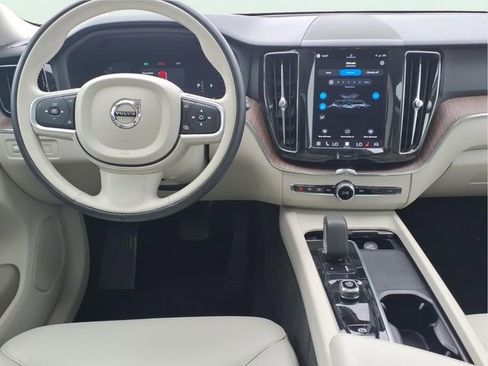 Used 2022 Volvo XC60 B5 Momentum AWD/4WD image 21