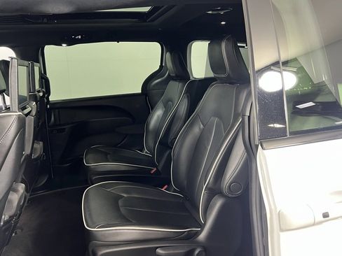 Certified 2022 Chrysler Pacifica Limited w/ Uconnect Theater Family Group image 26