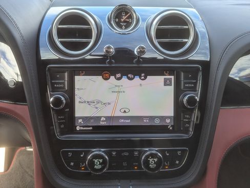 Used 2018 Bentley Bentayga Mulliner image 24