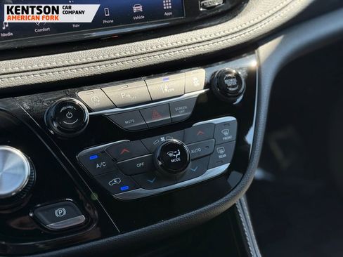 Used 2026 Chrysler Pacifica Limited image 30