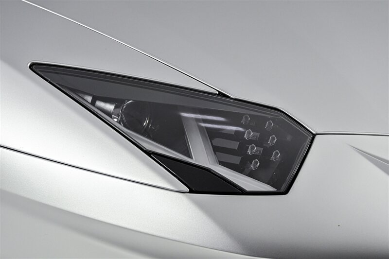 Used 2020 Lamborghini Aventador SVJ AWD/4WD image 4