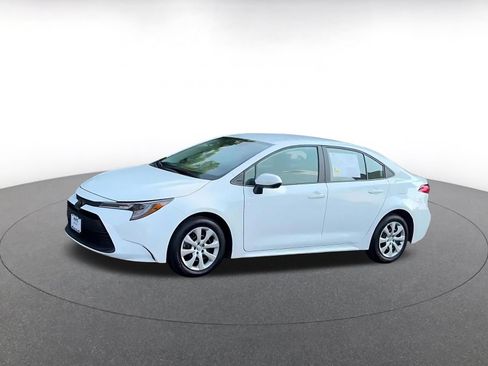 Used 2025 Toyota Corolla LE FWD image 8