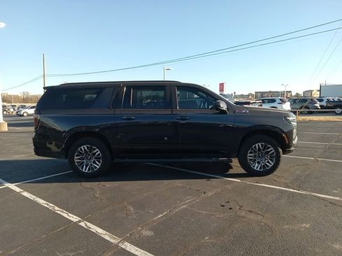 Used 2025 Chevrolet Suburban Z71 image 10