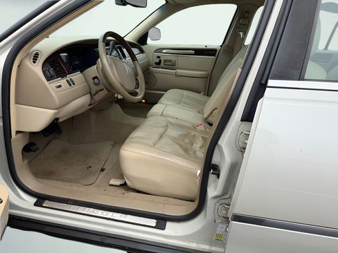 Used 2007 Lincoln Town Car Signature Limited RWD image 12