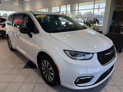 Used 2024 Chrysler Pacifica Select
