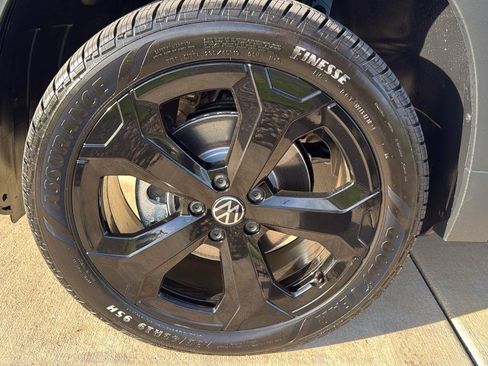 New 2025 Volkswagen Taos SE image 20