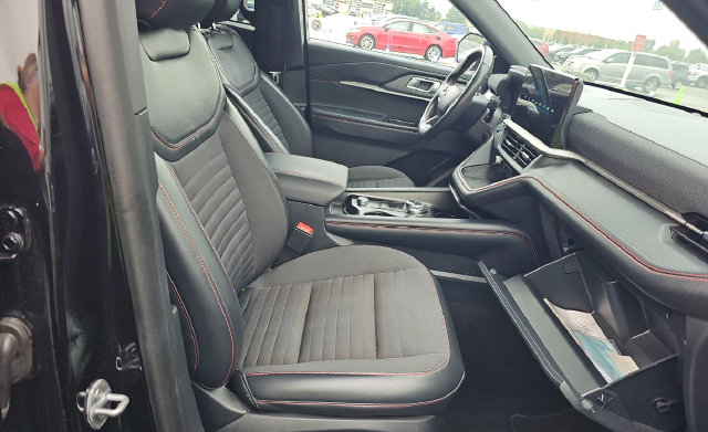 Used 2025 Ford Explorer ST-Line w/ ST-Line Street Pack AWD/4WD image 11