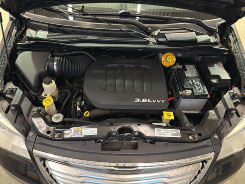 Used 2016 Chrysler Town & Country Touring image 30