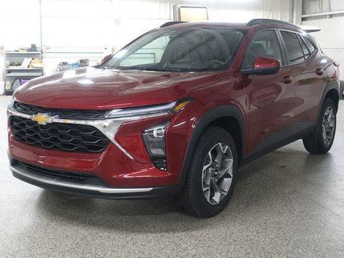 Used 2025 Chevrolet Trax LT FWD image 3