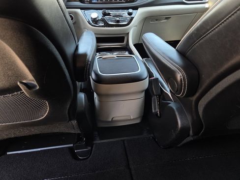 Used 2023 Chrysler Pacifica Limited FWD image 26