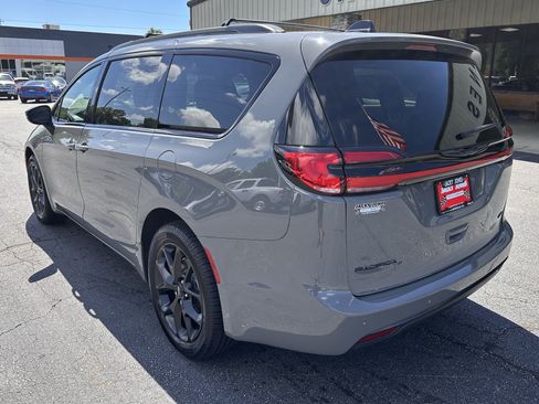 Used 2023 Chrysler Pacifica Touring-L w/ S Appearance Package AWD/4WD image 8