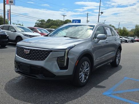 Used 2025 Cadillac XT4 Premium Luxury FWD image 8