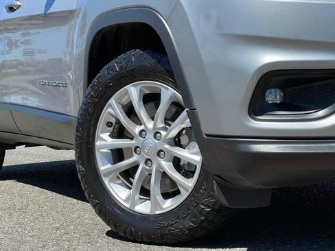 Used 2019 Jeep Cherokee Latitude w/ Popular Appearance Group AWD/4WD image 2