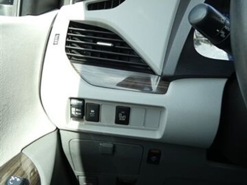 Used 2017 Toyota Sienna XLE FWD image 23