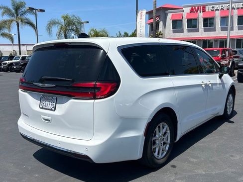 Used 2025 Chrysler Pacifica Select image 3