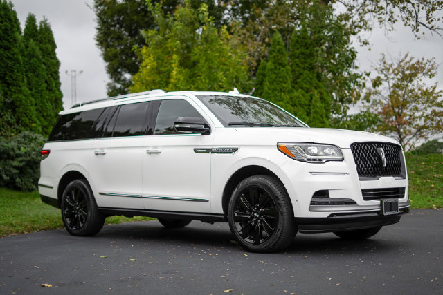 Used 2024 Lincoln Navigator L Reserve AWD/4WD image 3