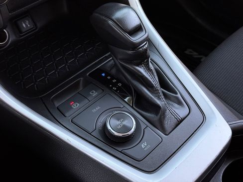 Used 2019 Toyota RAV4 LE w/ Carpet Mat Package image 24