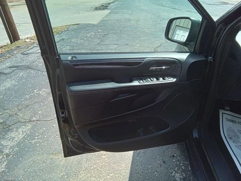 Used 2014 Chrysler Town & Country S image 12