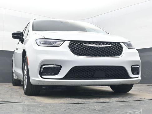 Used 2025 Chrysler Pacifica Select image 19