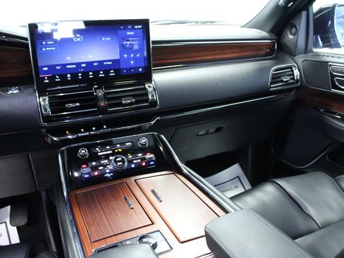 Used 2024 Lincoln Navigator L 4WD image 20