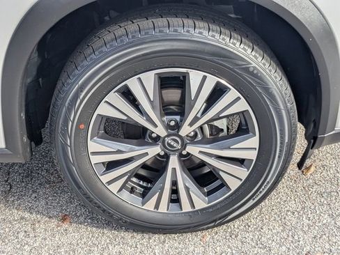 Used 2022 Nissan Rogue SV image 14