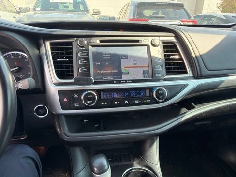 Used 2017 Toyota Highlander SE FWD image 3
