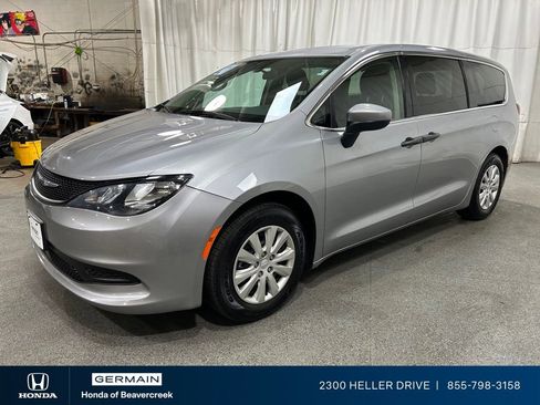 Used 2021 Chrysler Voyager L FWD image 4